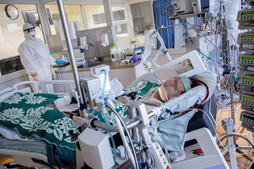Išskirtiniai vaizdai iš Santaros klinikų: kaip gydomi COVID-19 ligoniai?