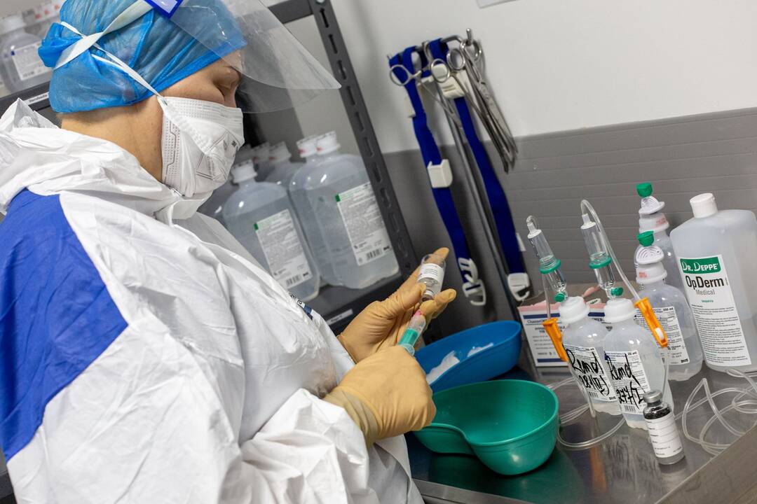 Išskirtiniai vaizdai iš Santaros klinikų: kaip gydomi COVID-19 ligoniai?