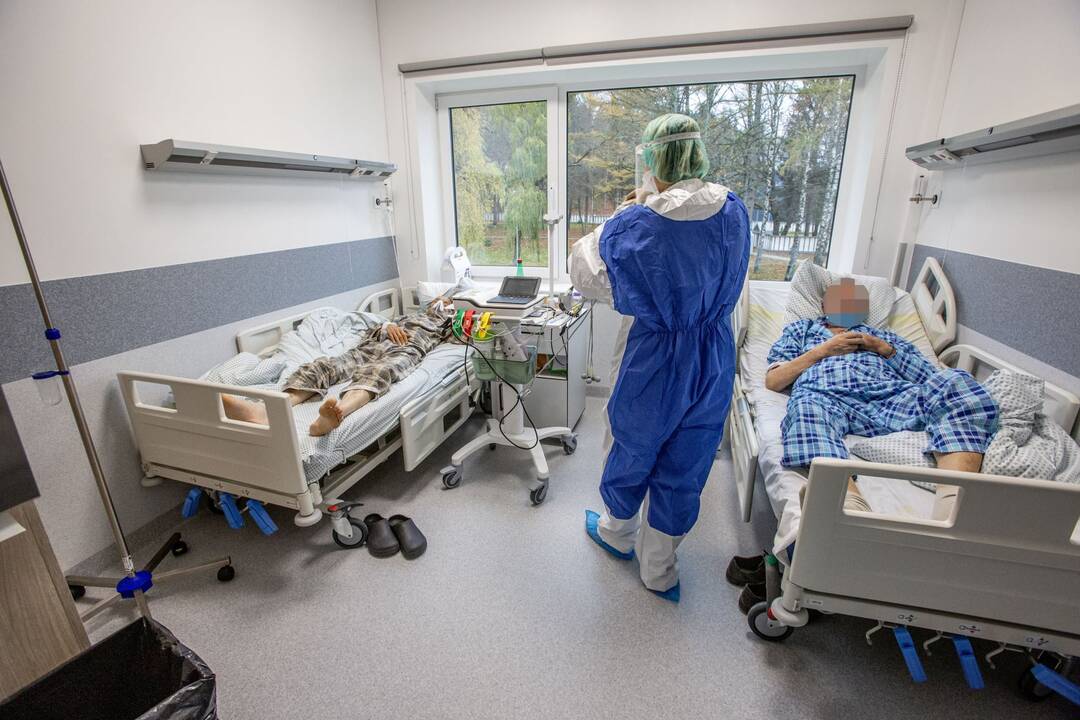 Išskirtiniai vaizdai iš Santaros klinikų: kaip gydomi COVID-19 ligoniai?