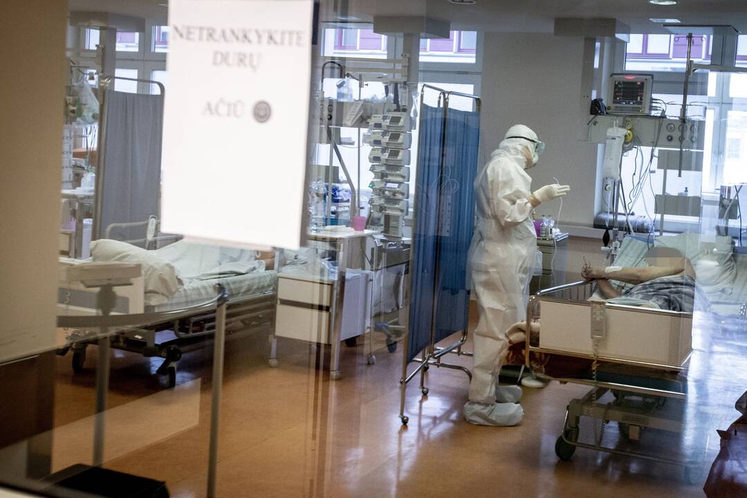 Išskirtiniai vaizdai iš Santaros klinikų: kaip gydomi COVID-19 ligoniai?