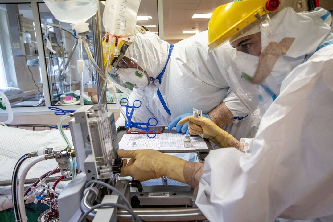 Išskirtiniai vaizdai iš Santaros klinikų: kaip gydomi COVID-19 ligoniai?
