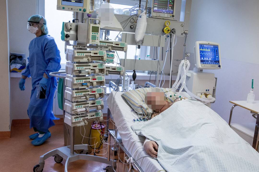 Išskirtiniai vaizdai iš Santaros klinikų: kaip gydomi COVID-19 ligoniai?