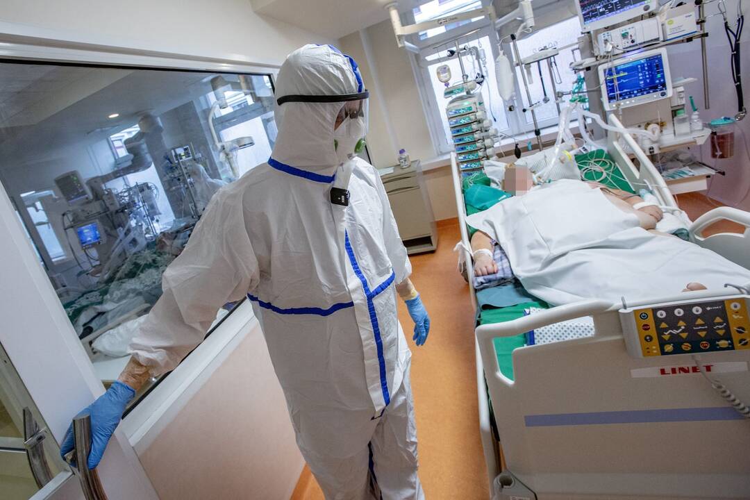 Išskirtiniai vaizdai iš Santaros klinikų: kaip gydomi COVID-19 ligoniai?
