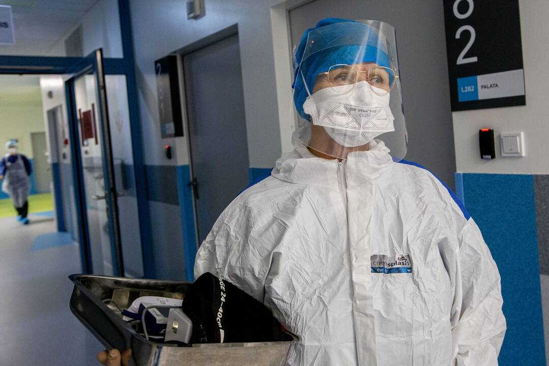 Išskirtiniai vaizdai iš Santaros klinikų: kaip gydomi COVID-19 ligoniai?