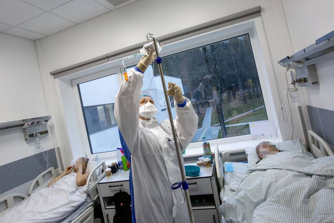 Išskirtiniai vaizdai iš Santaros klinikų: kaip gydomi COVID-19 ligoniai?