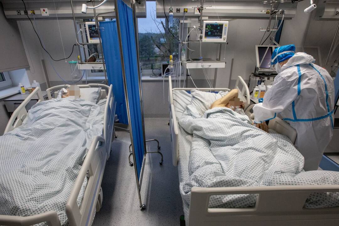 Išskirtiniai vaizdai iš Santaros klinikų: kaip gydomi COVID-19 ligoniai?
