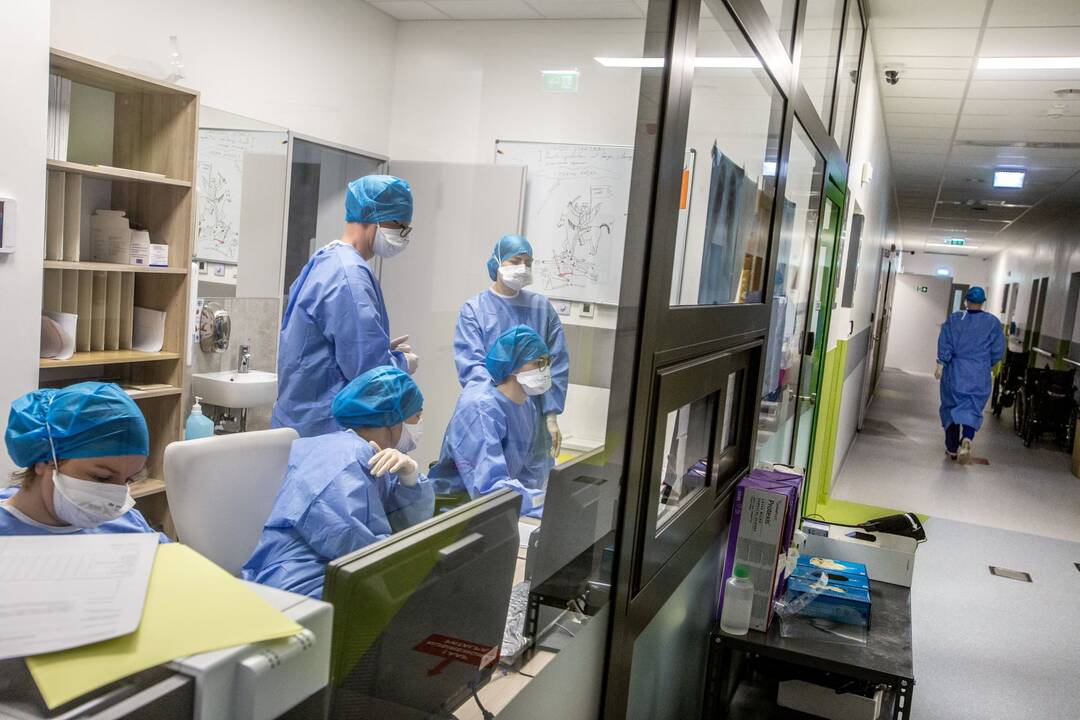 Išskirtiniai vaizdai iš Santaros klinikų: kaip gydomi COVID-19 ligoniai?