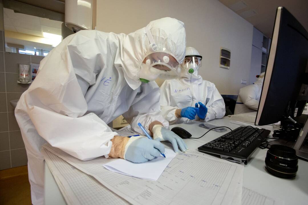 Išskirtiniai vaizdai iš Santaros klinikų: kaip gydomi COVID-19 ligoniai?