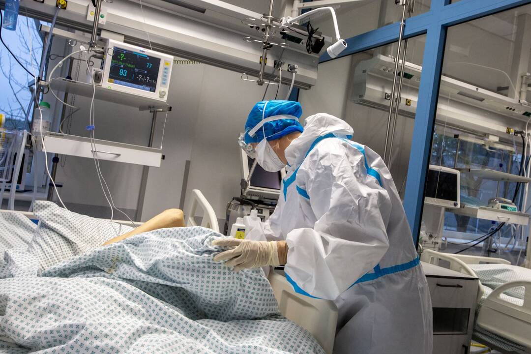 Išskirtiniai vaizdai iš Santaros klinikų: kaip gydomi COVID-19 ligoniai?