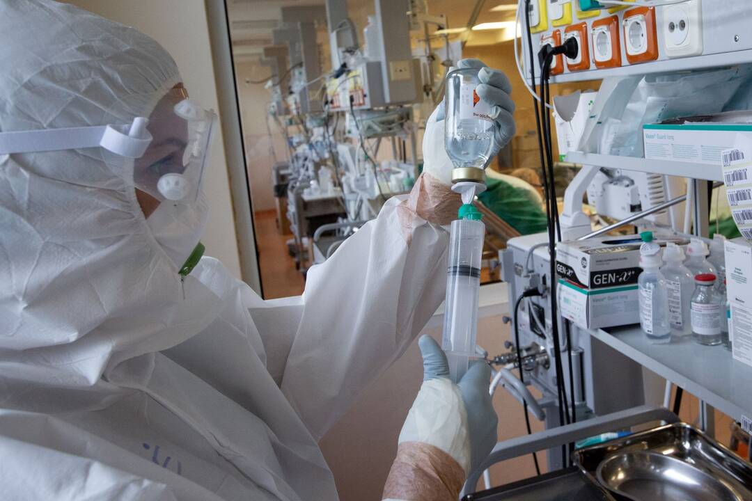 Išskirtiniai vaizdai iš Santaros klinikų: kaip gydomi COVID-19 ligoniai?