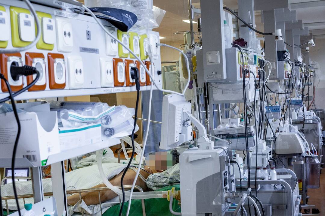 Išskirtiniai vaizdai iš Santaros klinikų: kaip gydomi COVID-19 ligoniai?