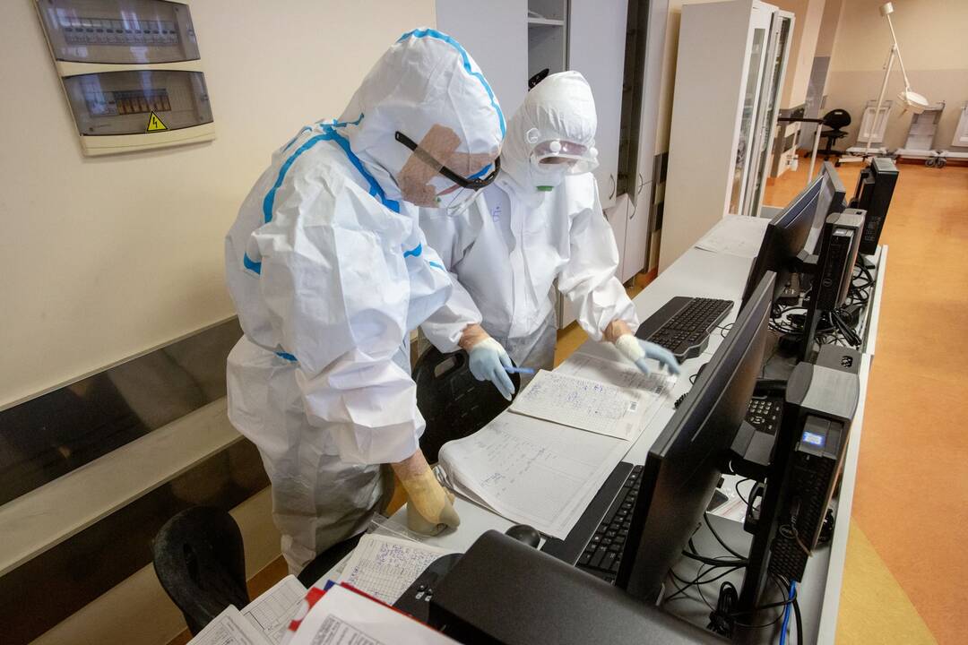 Išskirtiniai vaizdai iš Santaros klinikų: kaip gydomi COVID-19 ligoniai?