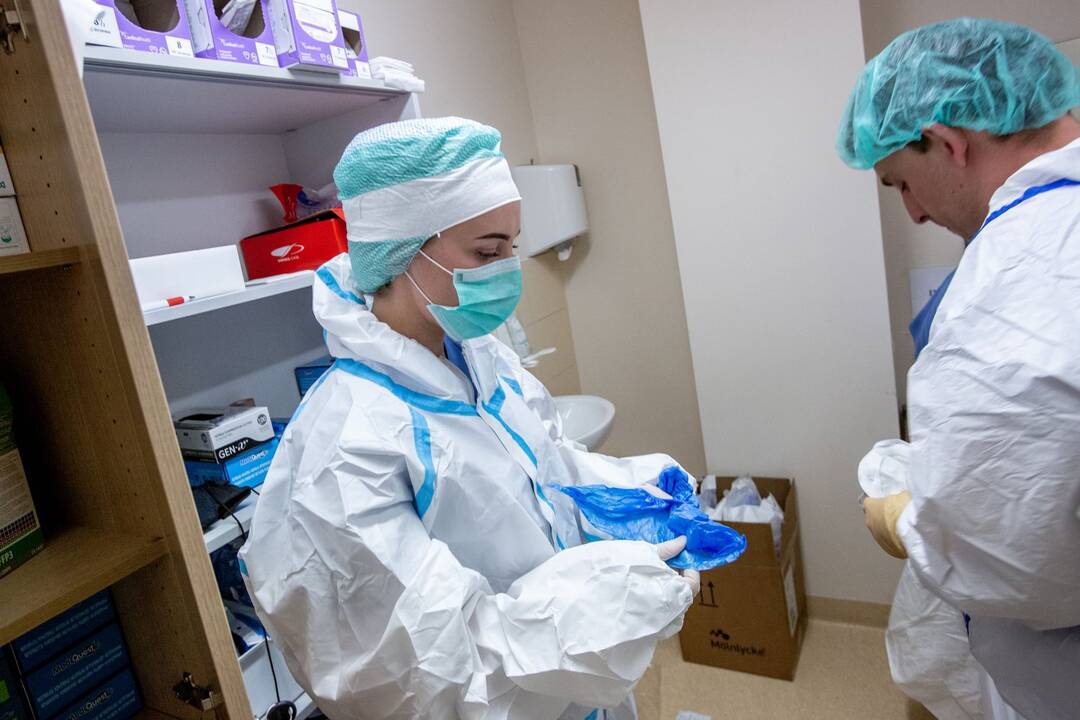 Išskirtiniai vaizdai iš Santaros klinikų: kaip gydomi COVID-19 ligoniai?
