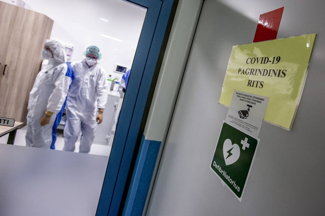 Išskirtiniai vaizdai iš Santaros klinikų: kaip gydomi COVID-19 ligoniai?