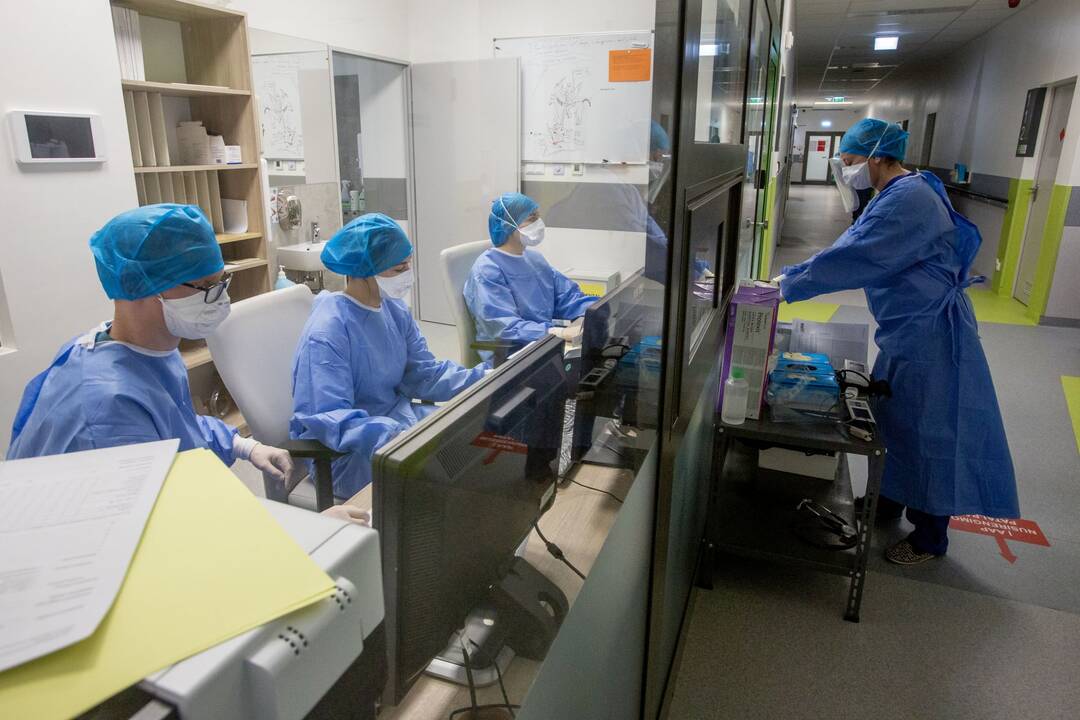 Išskirtiniai vaizdai iš Santaros klinikų: kaip gydomi COVID-19 ligoniai?