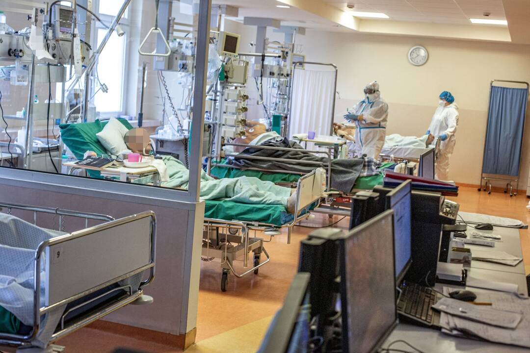Išskirtiniai vaizdai iš Santaros klinikų: kaip gydomi COVID-19 ligoniai?