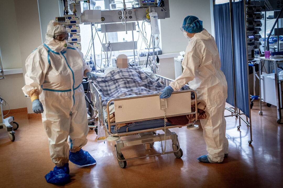 Išskirtiniai vaizdai iš Santaros klinikų: kaip gydomi COVID-19 ligoniai?