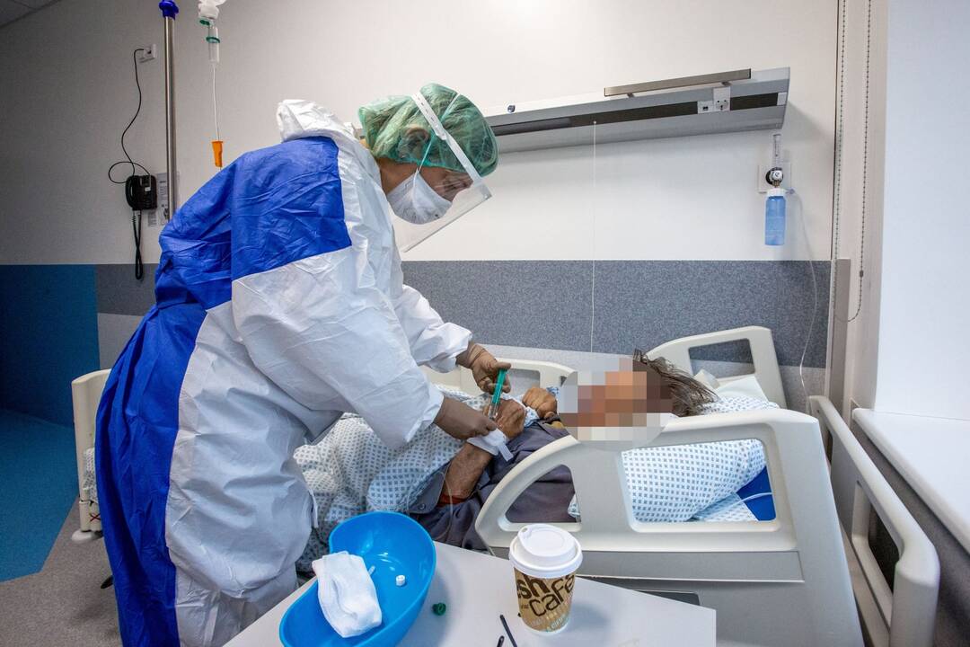 Išskirtiniai vaizdai iš Santaros klinikų: kaip gydomi COVID-19 ligoniai?