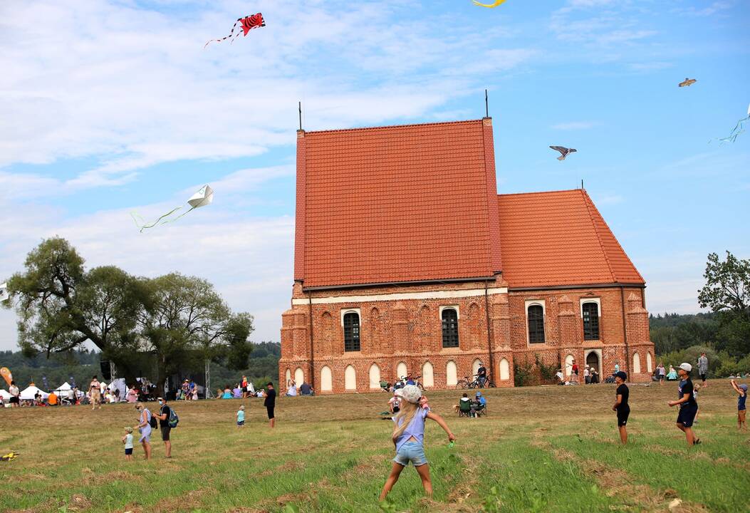 Festivalis: kasmet dangų virš Zapyškio Šv.Jono Krikštytojo bažnyčios išmargina aitvarai.