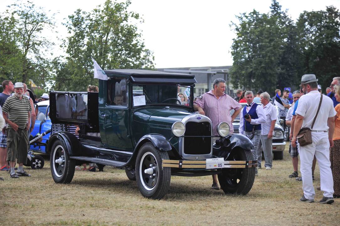 Solidu: ponas Saulius ir "Studebaker Erskine Model 50 Touring", 1927 m. Automobilio savininkas – Dalius Linkevičius.