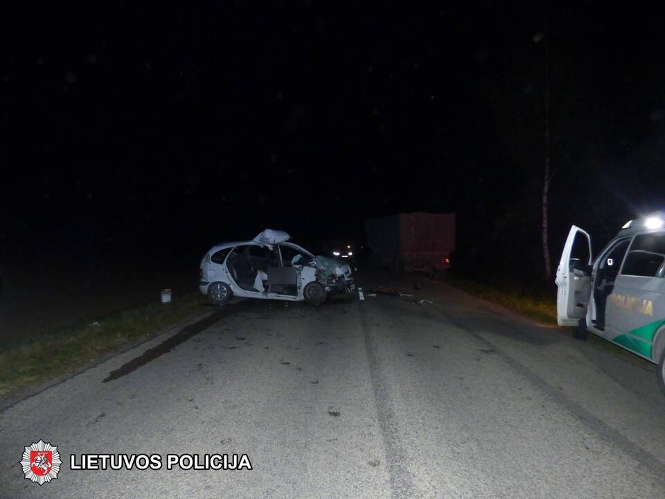 Šakiuose girtas automobilio vairuotojas rėžėsi į traktorių, yra nukentėjusiųjų