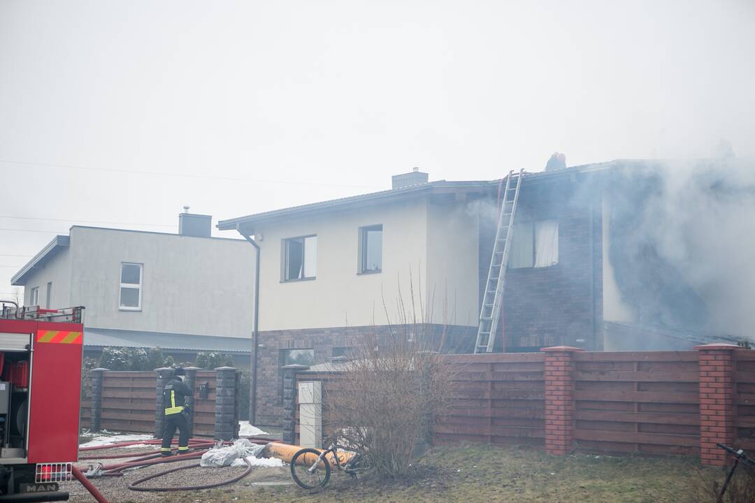 Aleksote užsiliepsnojo namas