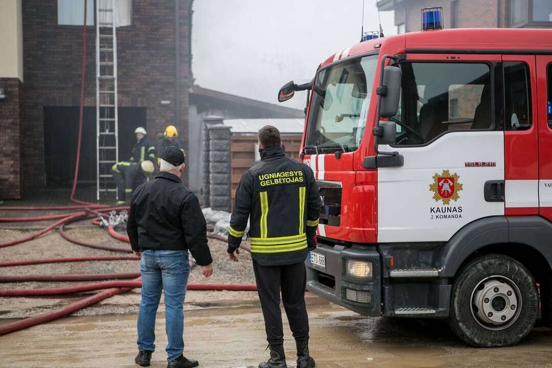 Aleksote užsiliepsnojo namas
