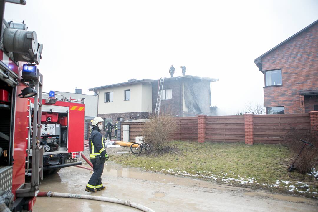 Aleksote užsiliepsnojo namas