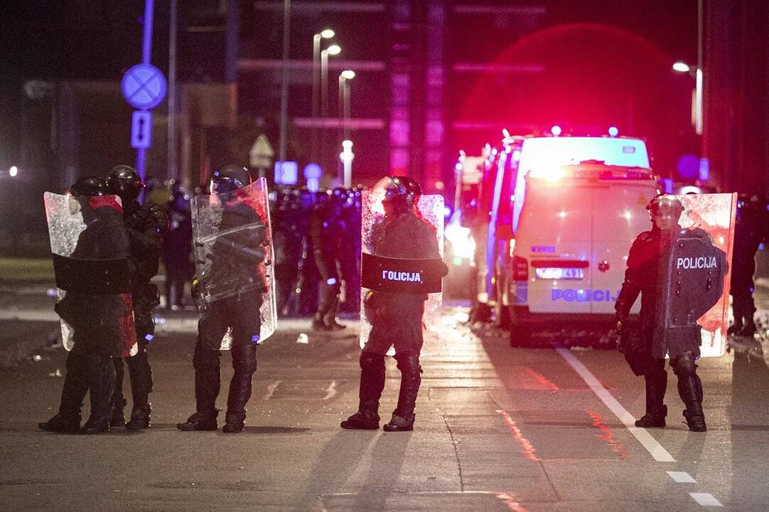 Vilniaus apygardos prokuratūra kreipėsi į teismą prašydama suimti visus 26 įtariamuosius riaušių byloje. Teismas kol kas leido suimti penkis įtariamuosius, keturi nešios apykoję.