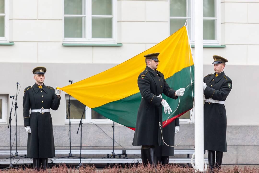 S. Daukanto aikštėje – Baltijos valstybių vėliavų pakėlimo ceremonija