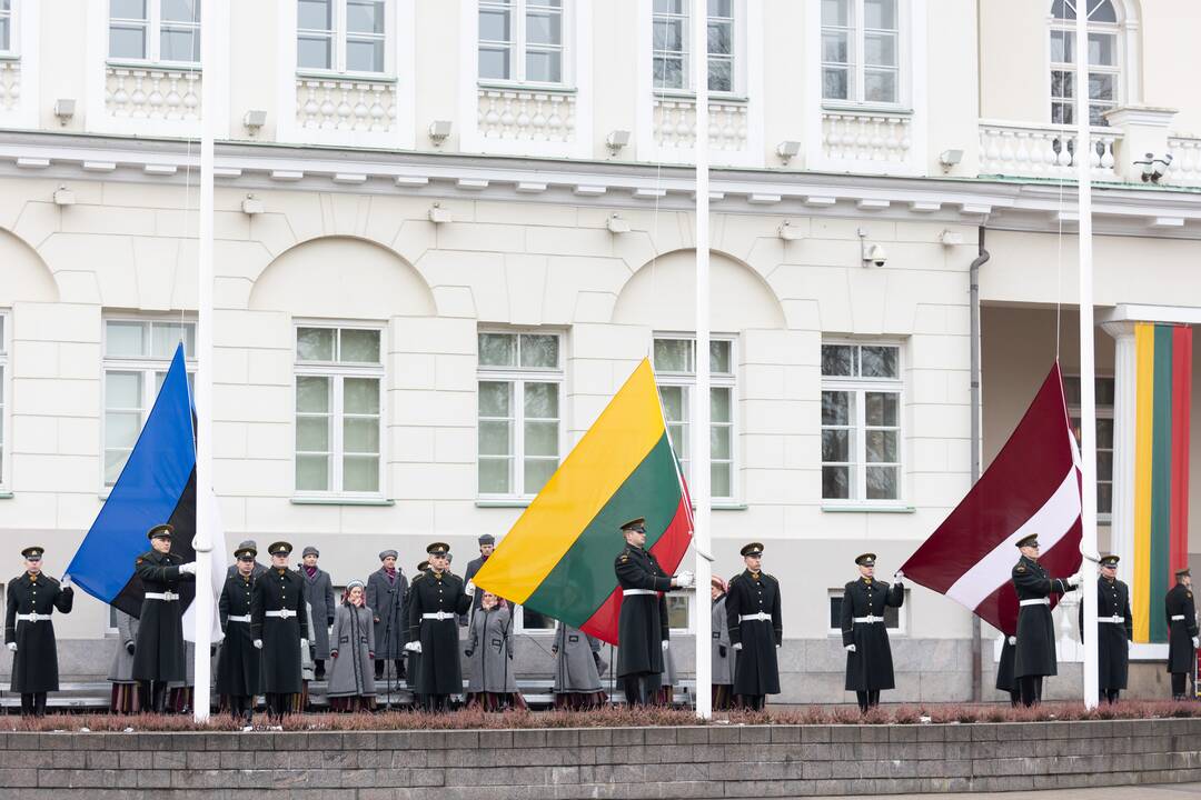 S. Daukanto aikštėje – Baltijos valstybių vėliavų pakėlimo ceremonija