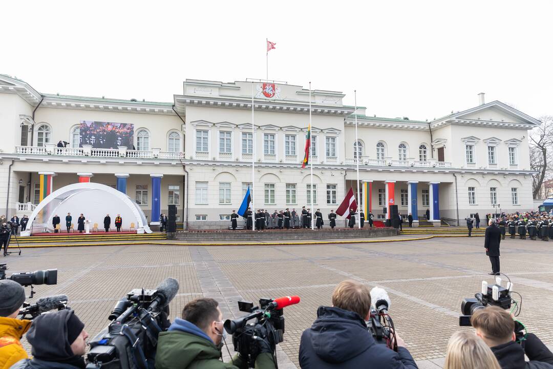 S. Daukanto aikštėje – Baltijos valstybių vėliavų pakėlimo ceremonija