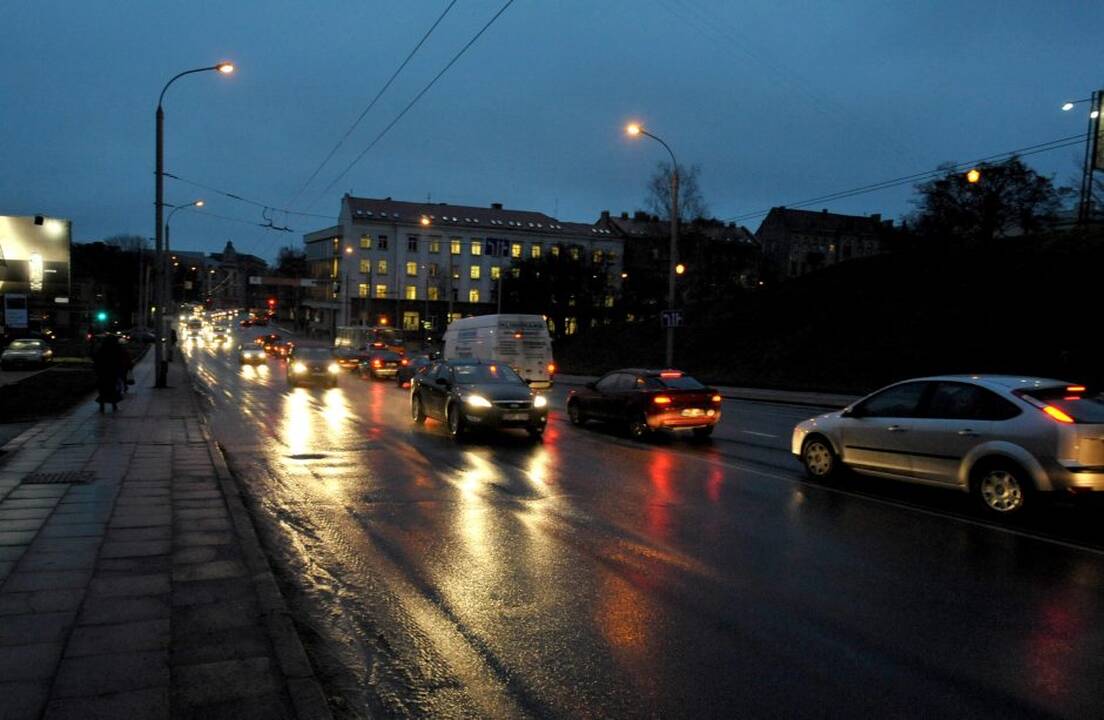 Vairuotojai, dėmesio: naktį eismo sąlygas vietomis sunkins šlapdriba