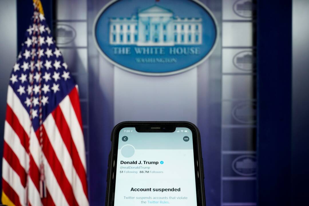„Twitter“ visam laikui užblokavo kadenciją baigiančio JAV prezidento D. Trumpo paskyrą