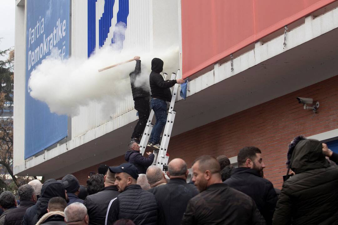 Protestuotojai šturmavo Albanijos opozicijos būstinę
