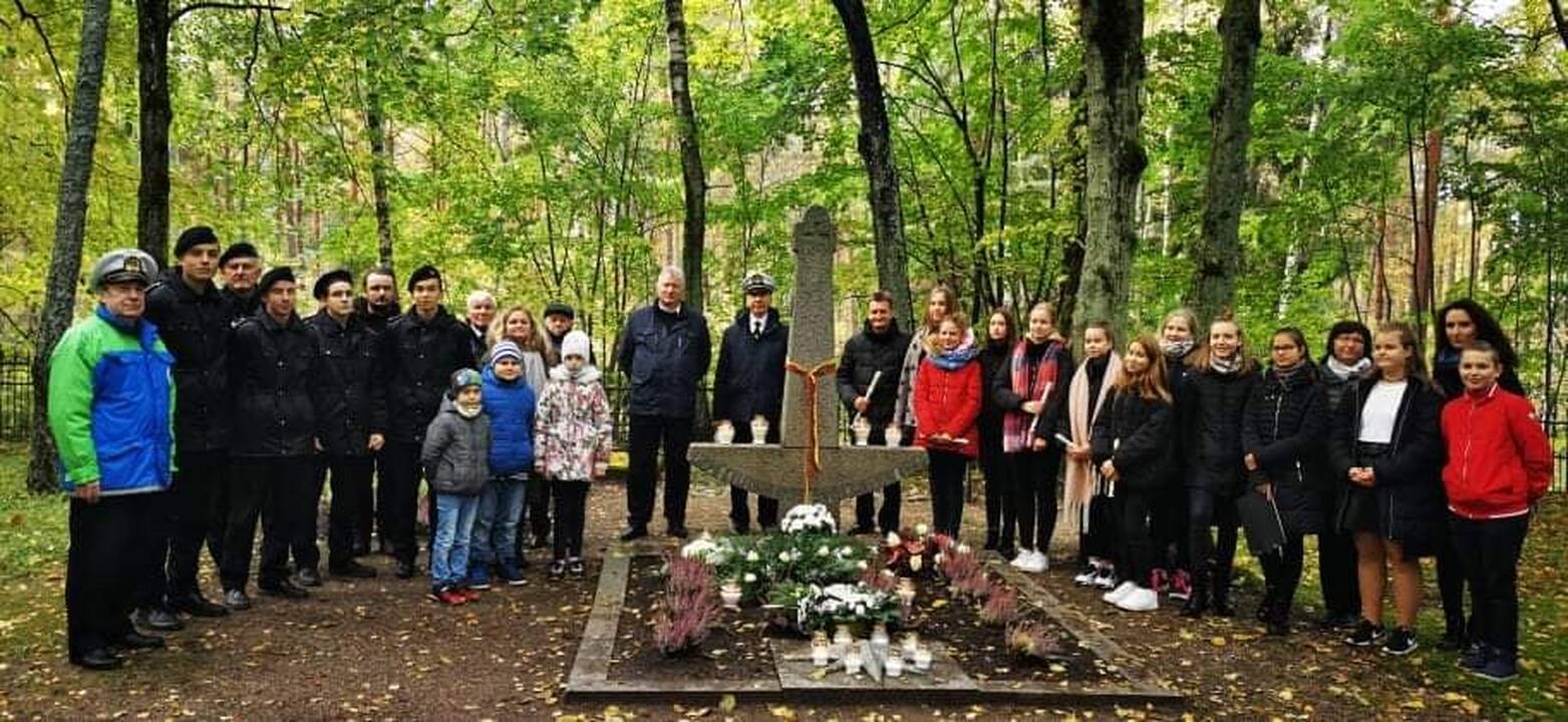 Paminklas: 2018 m. birželio 9 d. Telšiuose atidengta Klaipėdai netikusi jūrų kapitono L.Stulpino skulptūra.