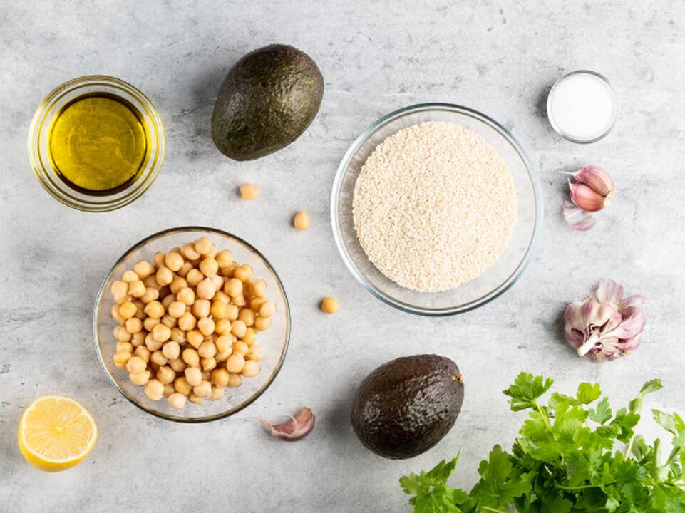 Sudėtis: pagrindiniai humuso ingredientai – avinžirniai bei tahinis, sezamų sėklų pasta.