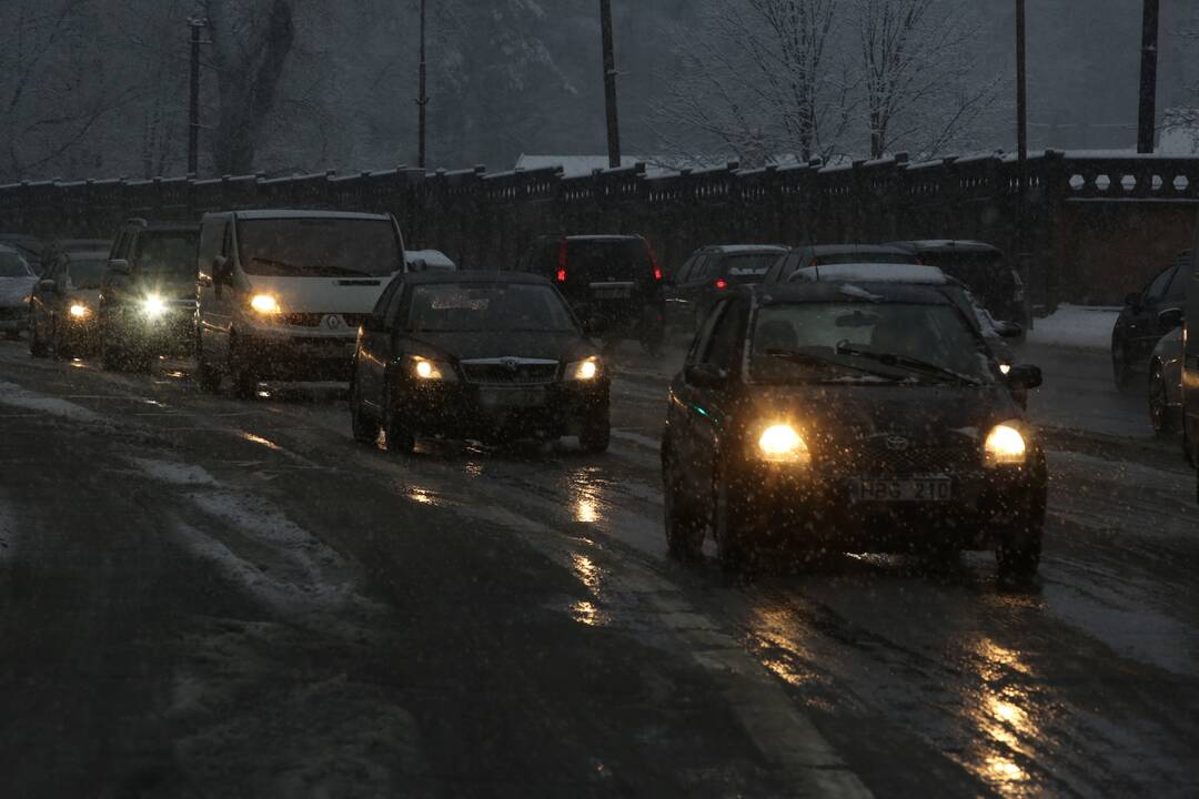 Vairuotojai, būkite budrūs: naktį eismo sąlygas sunkins plikledis ir rūkas