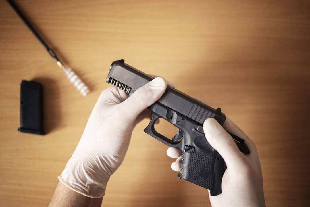 Butą remontavusi moteris po grindimis aptiko ginklų ir šaudmenų