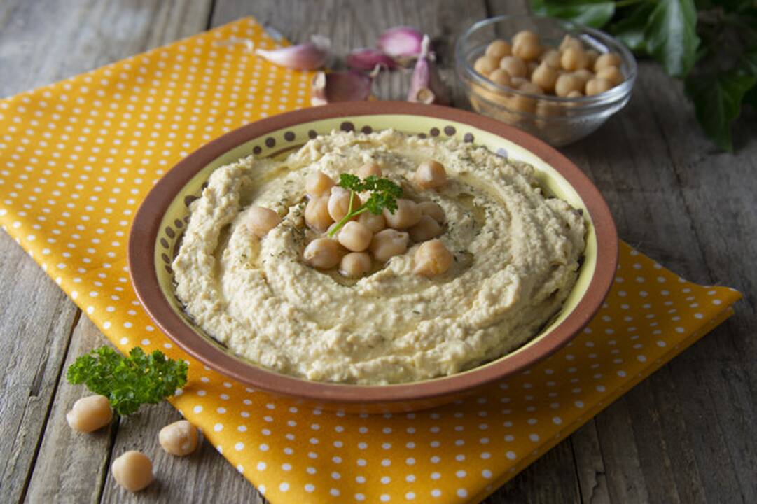 Sudėtis: pagrindiniai humuso ingredientai – avinžirniai bei tahinis, sezamų sėklų pasta.