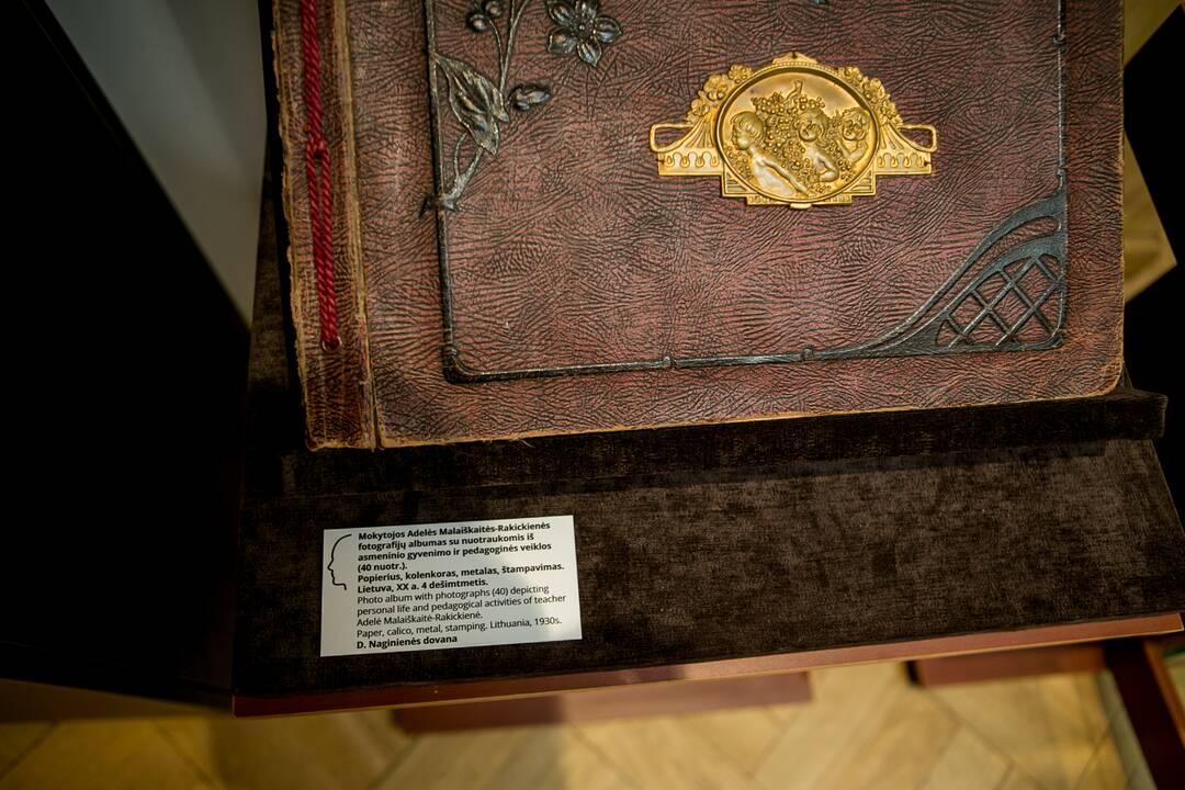 Jautru: A. Malaiškaitės-Rakickienės albumo nuotraukos atskleidžia tarpukario mokytojų kasdienybę ir šiltus santykius su vaikais.