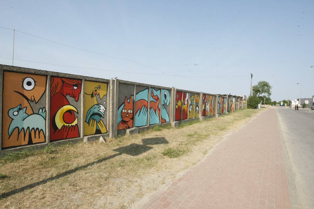 Išpiešė: betoninę tvorą menininkas papuošė „Rūpintojėliais“.