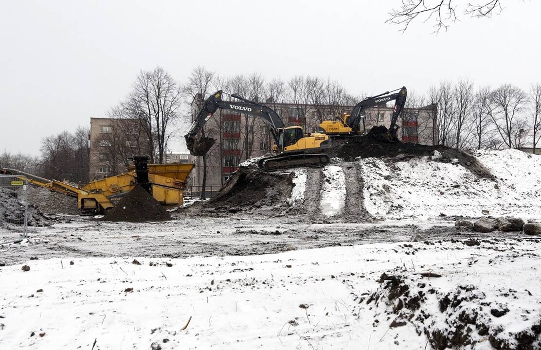 Pokyčiai: stadiono vietoje stūkso sustumti kalnai žemių, sukinėjasi sunkioji technika.