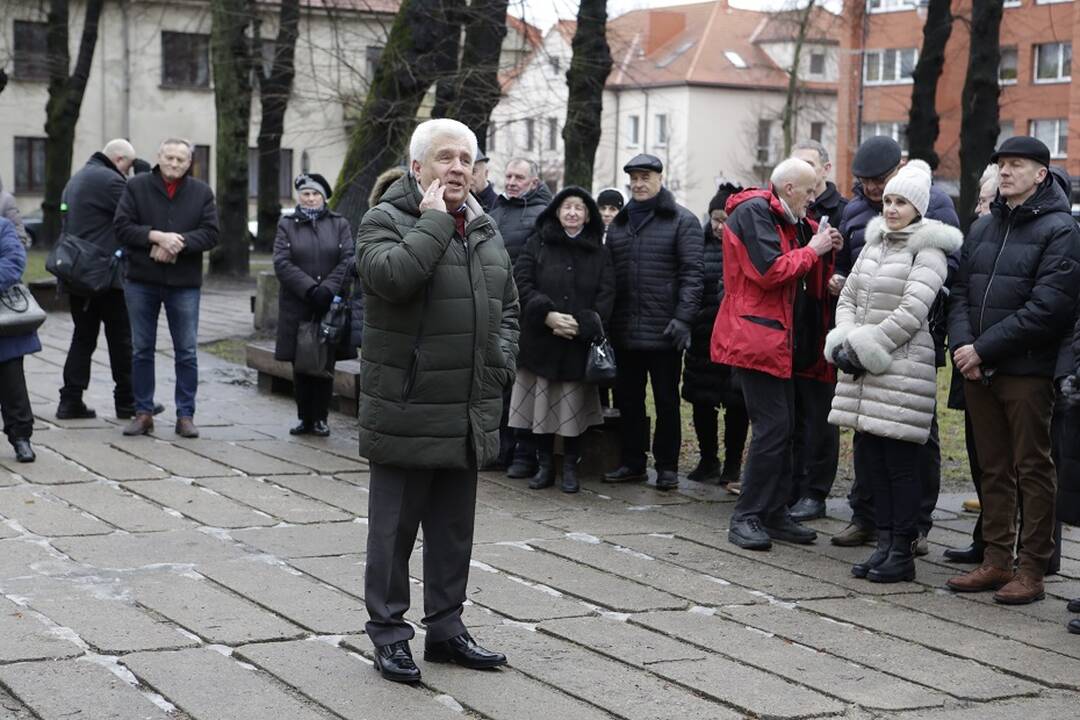 Ryžtas: buvęs Klaipėdos meras R.Taraškevičius dar sausio 1-osios rytą K.Donelaičio gerbėjams atskleidė – aikštės atnaujinimą blokuoja viskuo nepatenkinta saujelė žmonių.