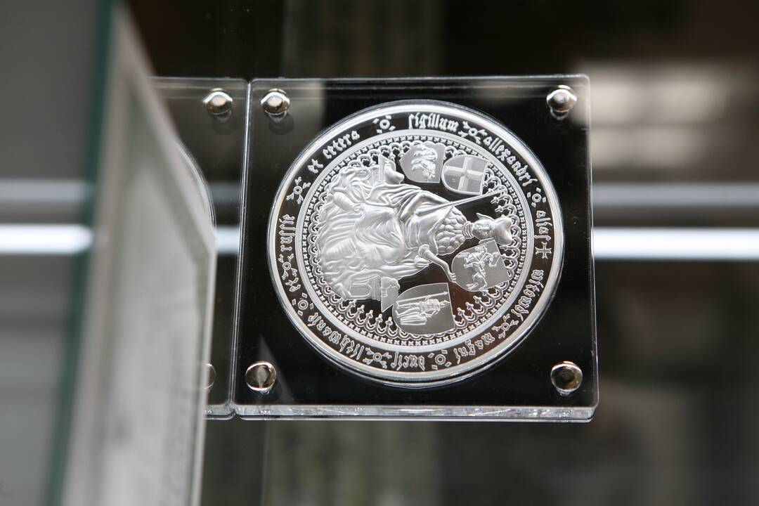 Dovana: vieno kilogramo masės sidabrinis medalis padovanotas ir Lietuvos nacionaliniam muziejui.
