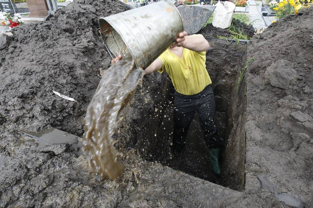 Sprendimas: Klaipėdos kapinių priežiūros tarnyba dar rudenį pasirūpino, kad mirusieji nebūtų laidojami užtvindytose duobėse.