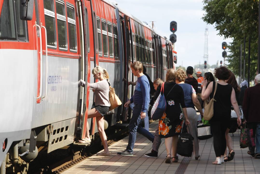 Nekursuos: dėl tiesiamų papildomų geležinkelio kelių iš Klaipėdos traukiniai į Vilnių važiuos tik nuo savaitgalio.