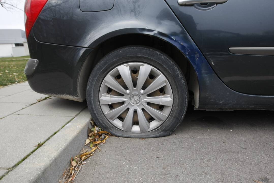 Realybė: neretai automobiliai užima ne tik daugiabučio kiemo teritoriją, bet ir dalį šaligatvių.