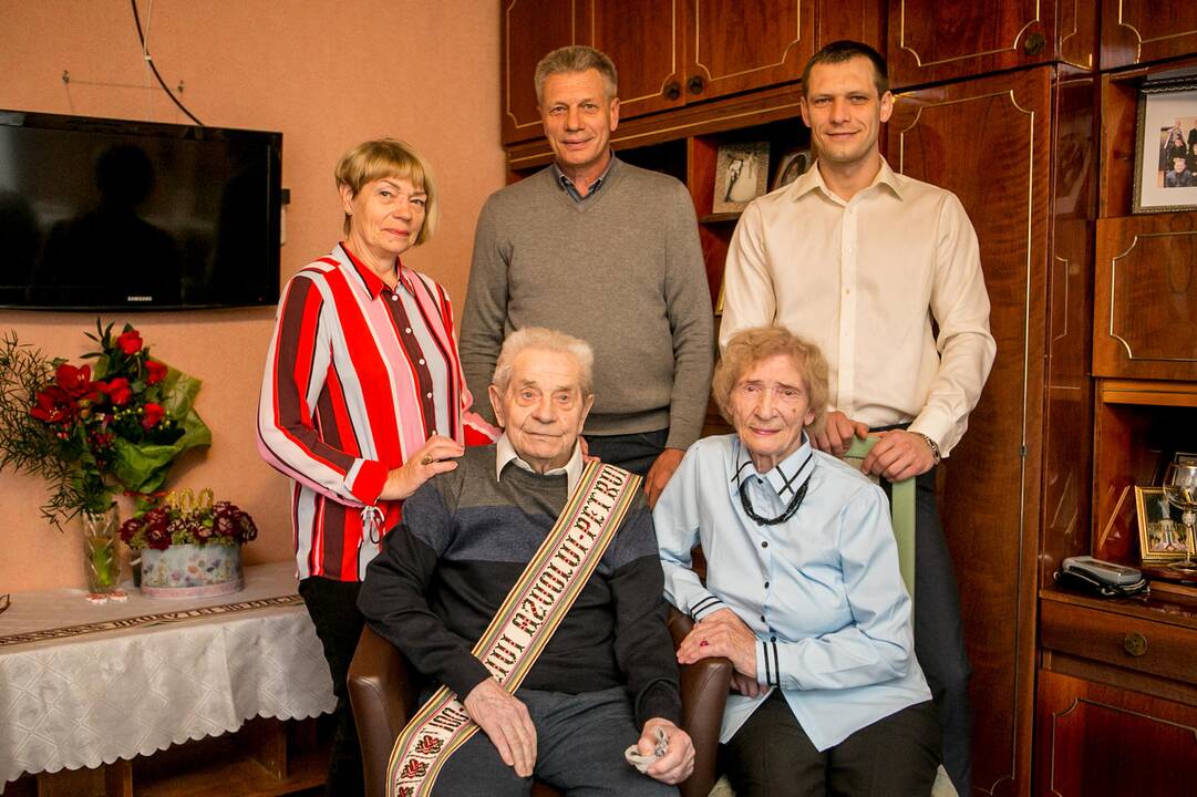 Drauge: kitąmet Bronė ir Petras Šumskai švęs palaimintąsias, 70 metų, santuokos metines. 