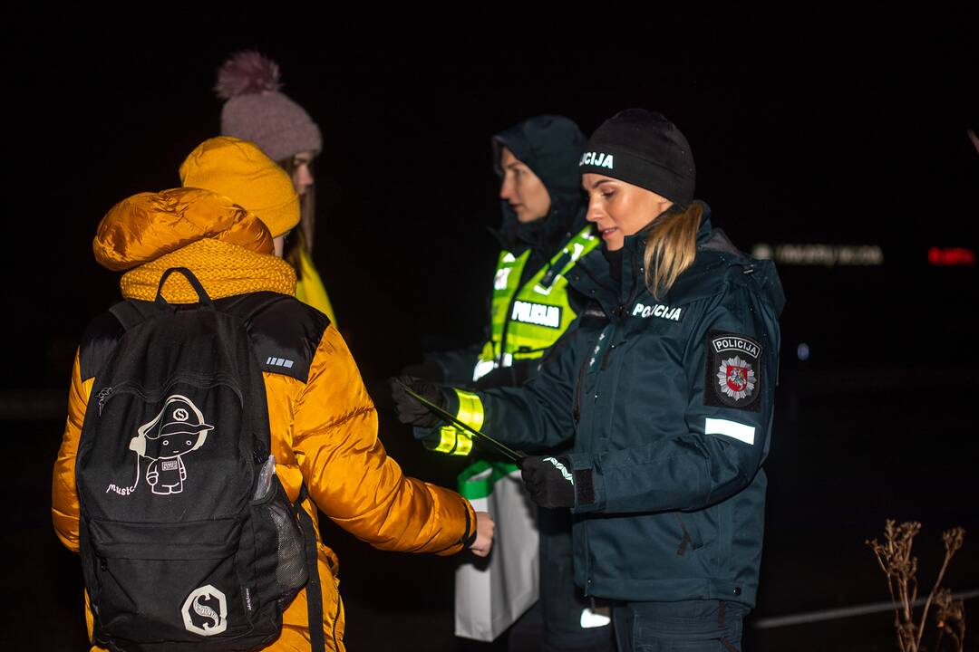 Sugrįžo: kaip ir kasmet, policijos pareigūnai praeiviams dovanojo atšvaitus.